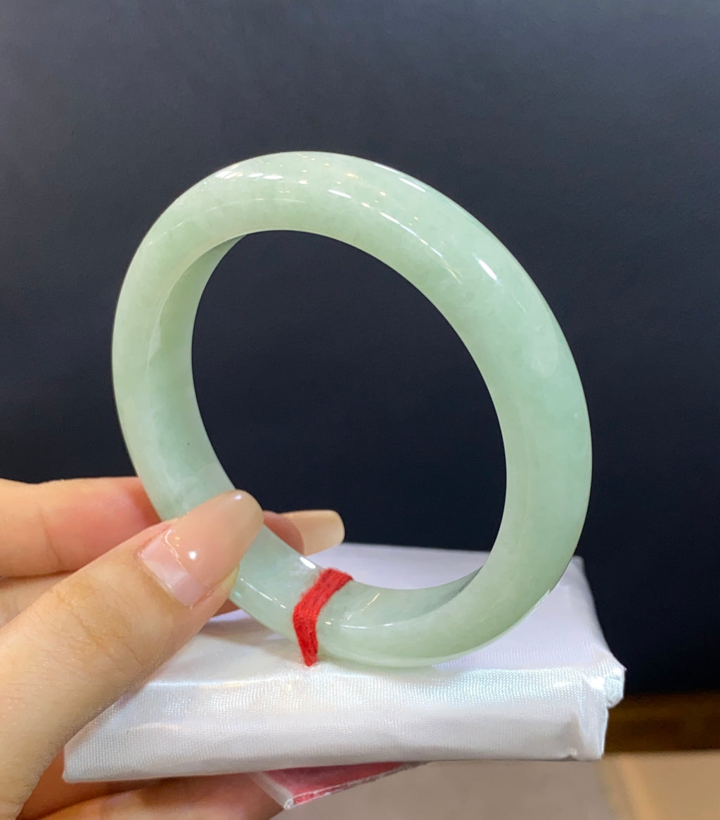 细糯甜绿翡翠平安镯 55-56 | 编号：24100901-2416 具体尺寸：55.7-11.7-8.4（wg0067289）