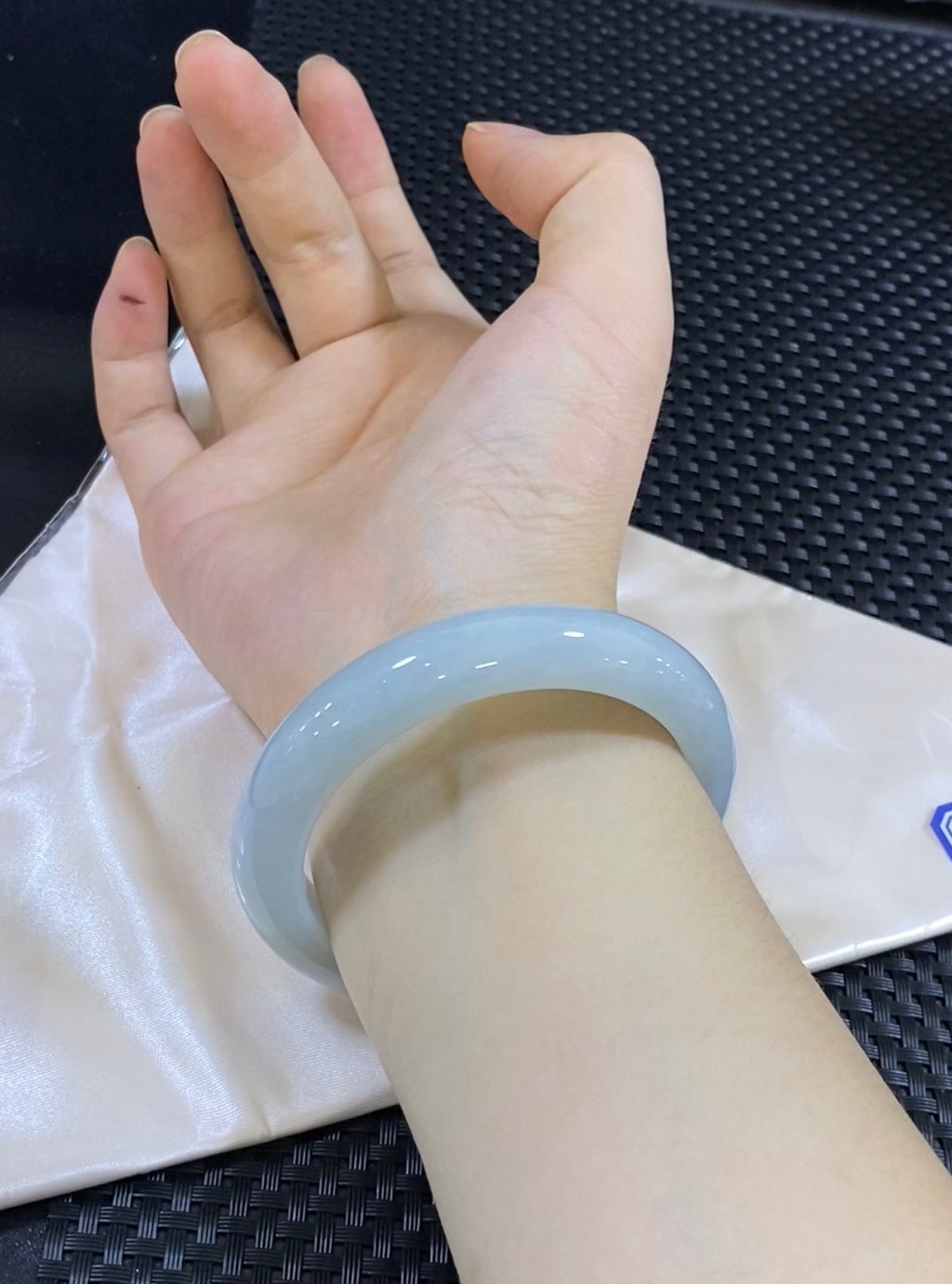 4号秒杀 圈口55-56能戴（26032510-7002） 清爽的淡蓝底平安镯，底子很细腻上手也显白。清新又百搭很甜美（wg0073839）