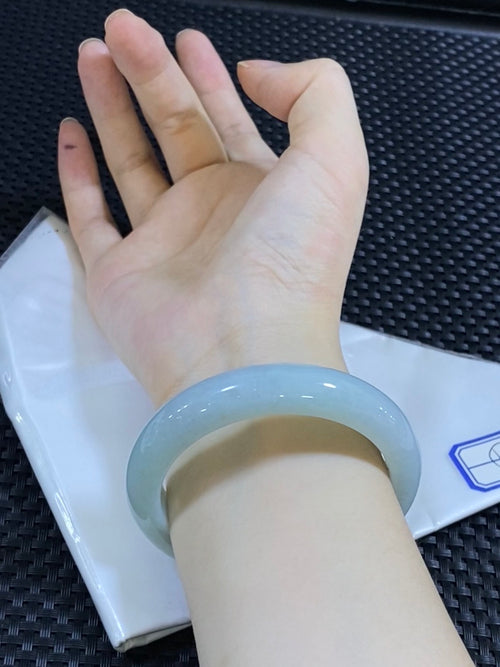 11号秒杀 圈口57-58能戴（23101207-18010） 清清爽爽的淡蓝底平安镯，这条的条型也是非常好的。清新又百搭（wg0073832）