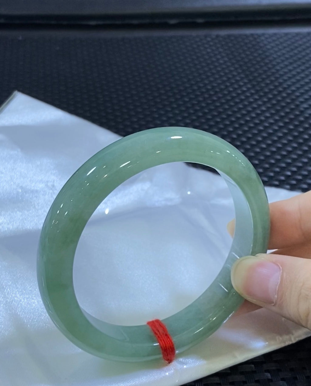 12号秒杀 圈口57-58能戴（23081909-8005） 这条太适合送给妈妈了，超值芙蓉底飘花平安镯，上手超级显贵气（wg0073831）