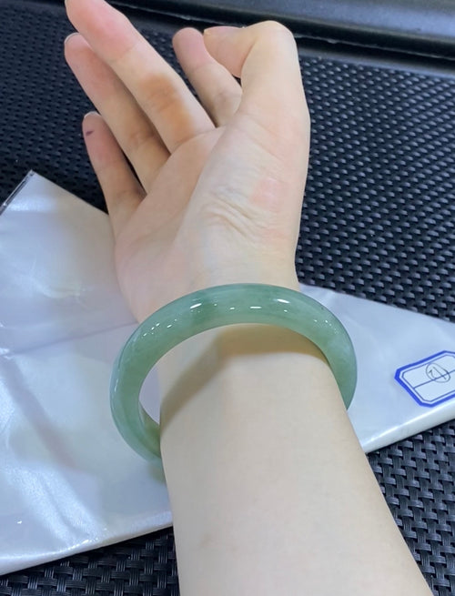 12号秒杀 圈口57-58能戴（23081909-8005） 这条太适合送给妈妈了，超值芙蓉底飘花平安镯，上手超级显贵气（wg0073831）