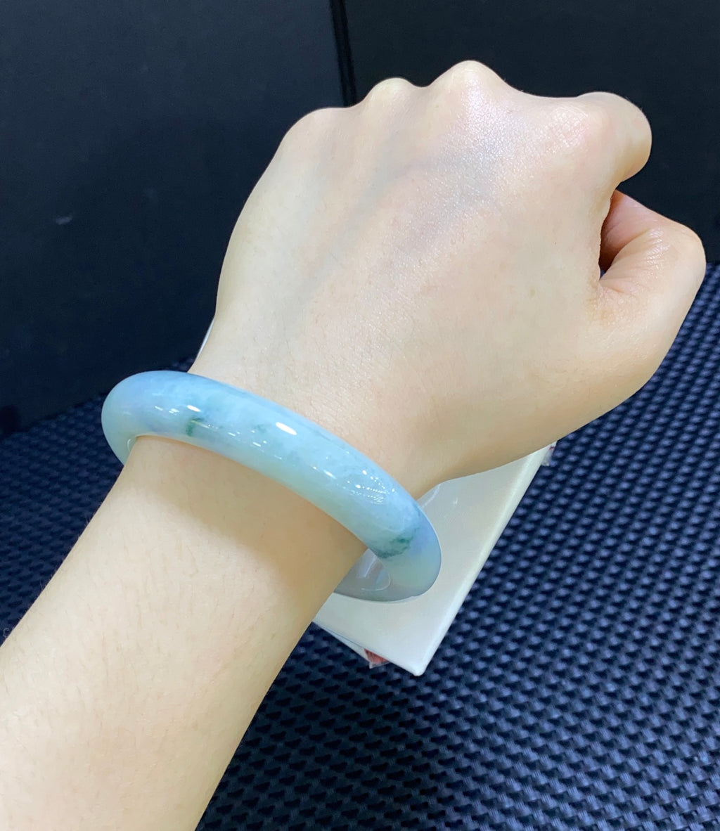 细糯飘花翡翠平安镯 编号：23092503-5004 具体尺寸：55.6-11.6-8（wg0075649）