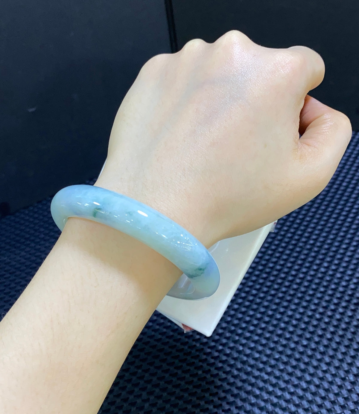 细糯飘花翡翠平安镯 编号：23092503-5004 具体尺寸：55.6-11.6-8（wg0075649）