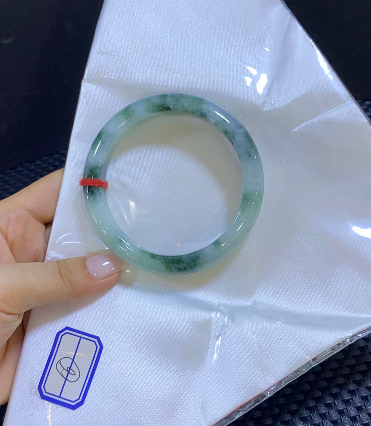 细糯飘花翡翠平安镯 编号：23103004-18001 具体尺寸：56.5-12.6-8（wg0075645）