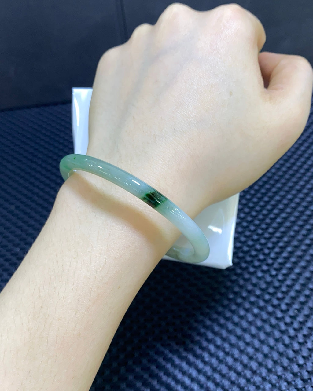 ️今日推荐镯 55-56能戴 编号：24052410-10006 清新果绿底 飘花灵动 上手秀气（wg0082476）