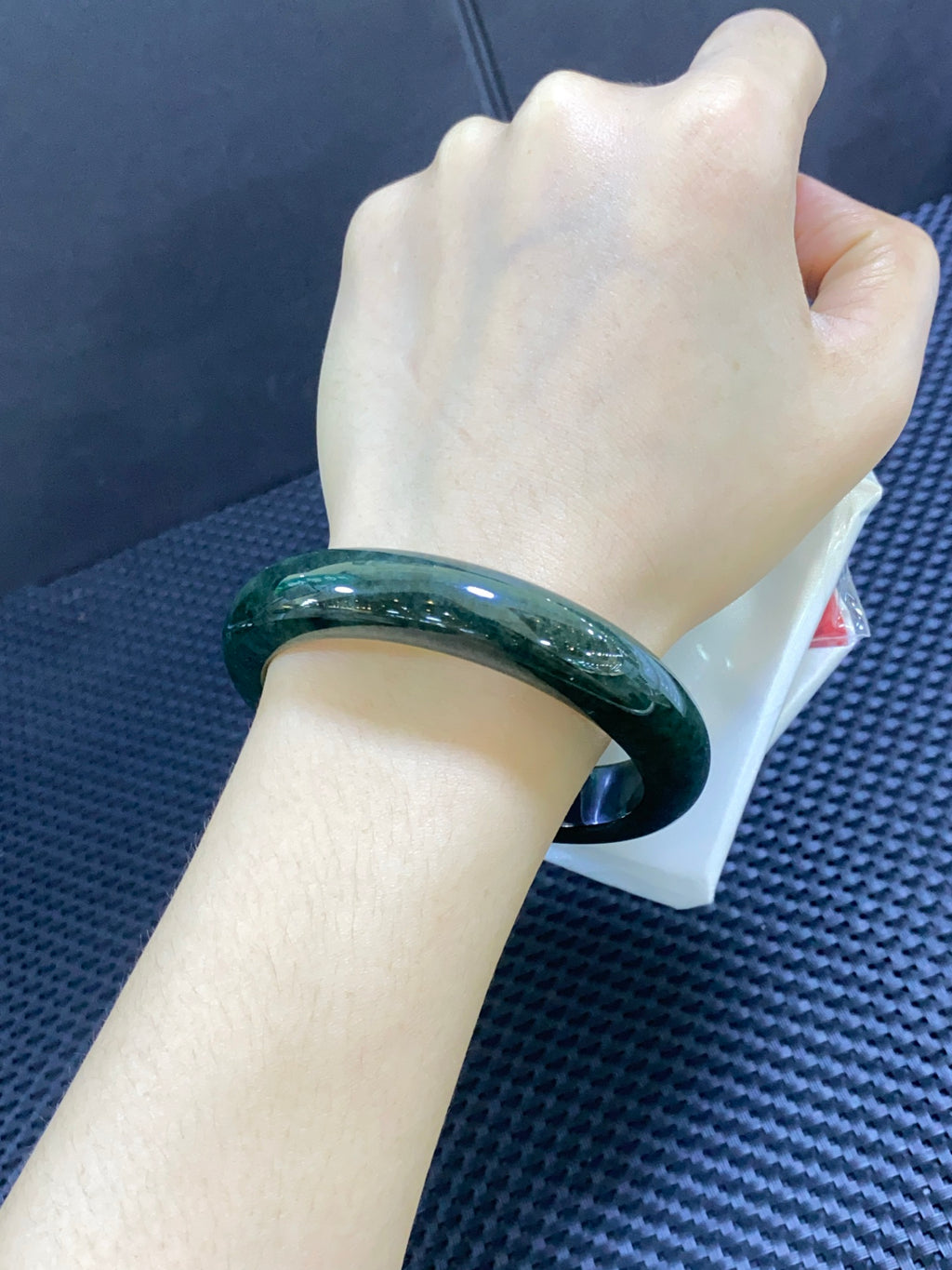 ️55-56｜ 细糯墨绿显白翡翠平安镯 编号：26041809-8005 具体尺寸：56.4-12.3-8.3（wg0106661）
