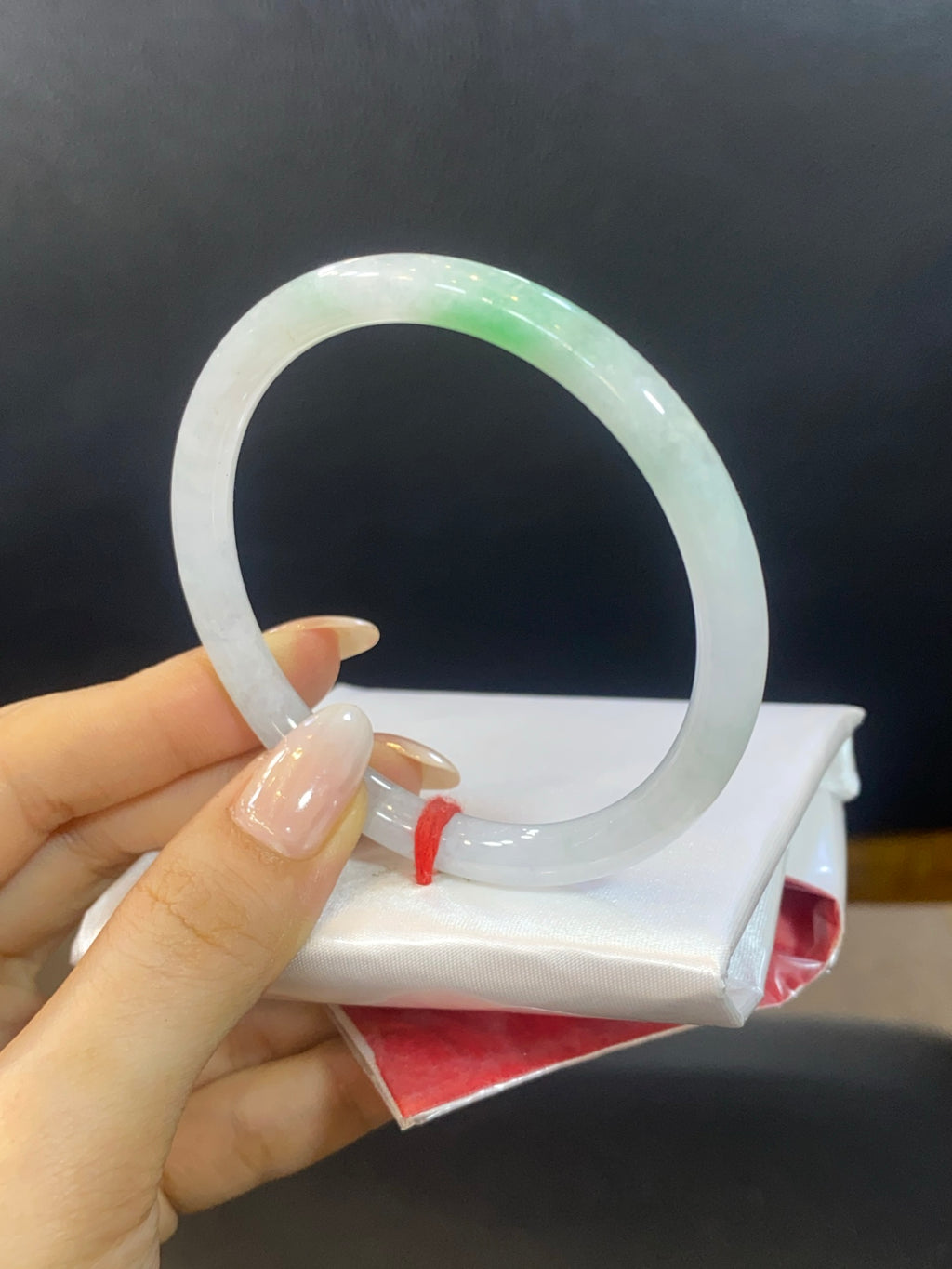 55-56 细糯白底飘绿花翡翠美人条 编号：24092515-1001 具体尺寸：56-6.3-6（wg0107165）