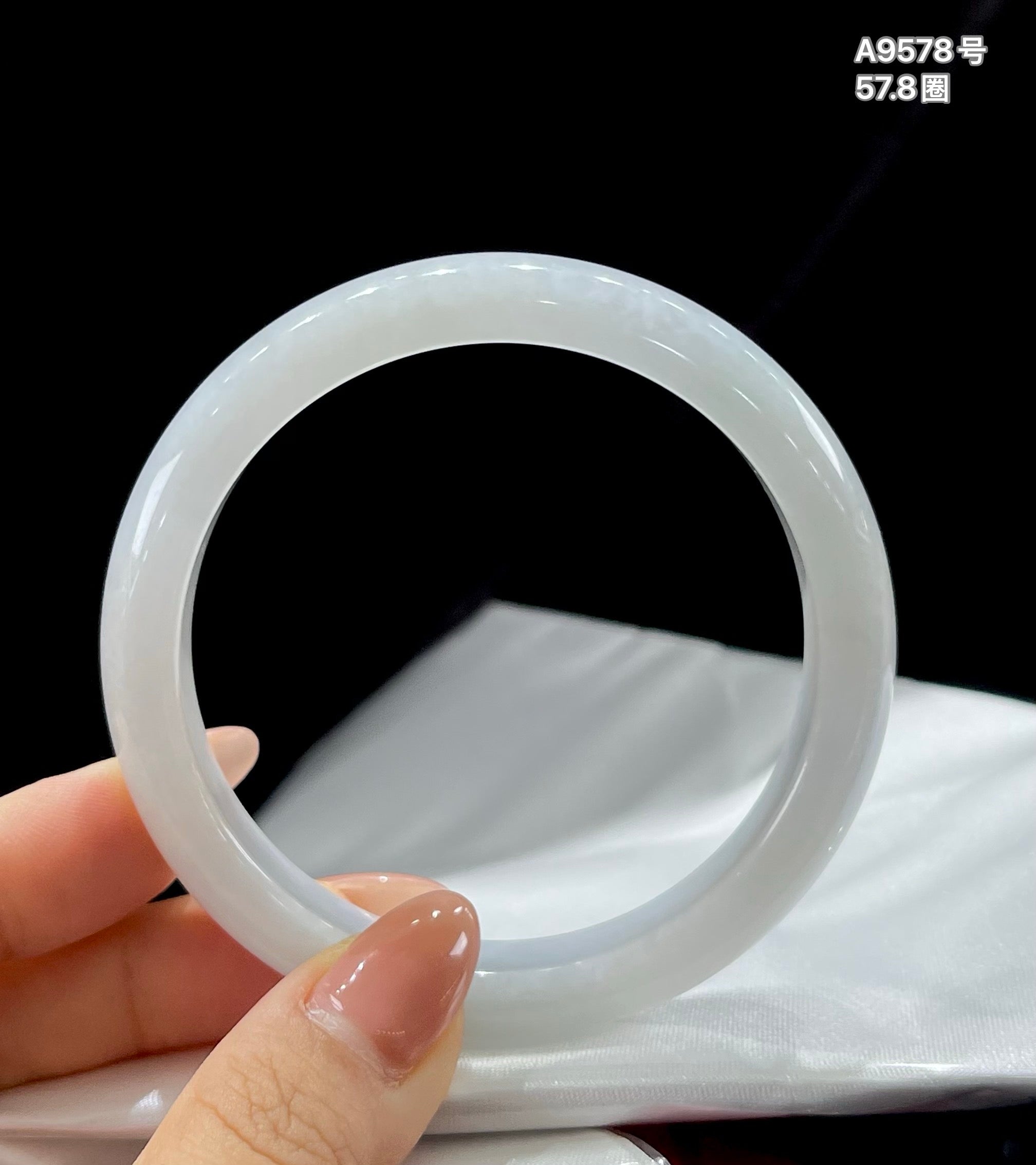 糯冰白月光平安镯A9578号 编号：2407212-85052-C19-8 具体尺寸：57.8-10.6-7.7 亦是淡晴底（wg0053309）
