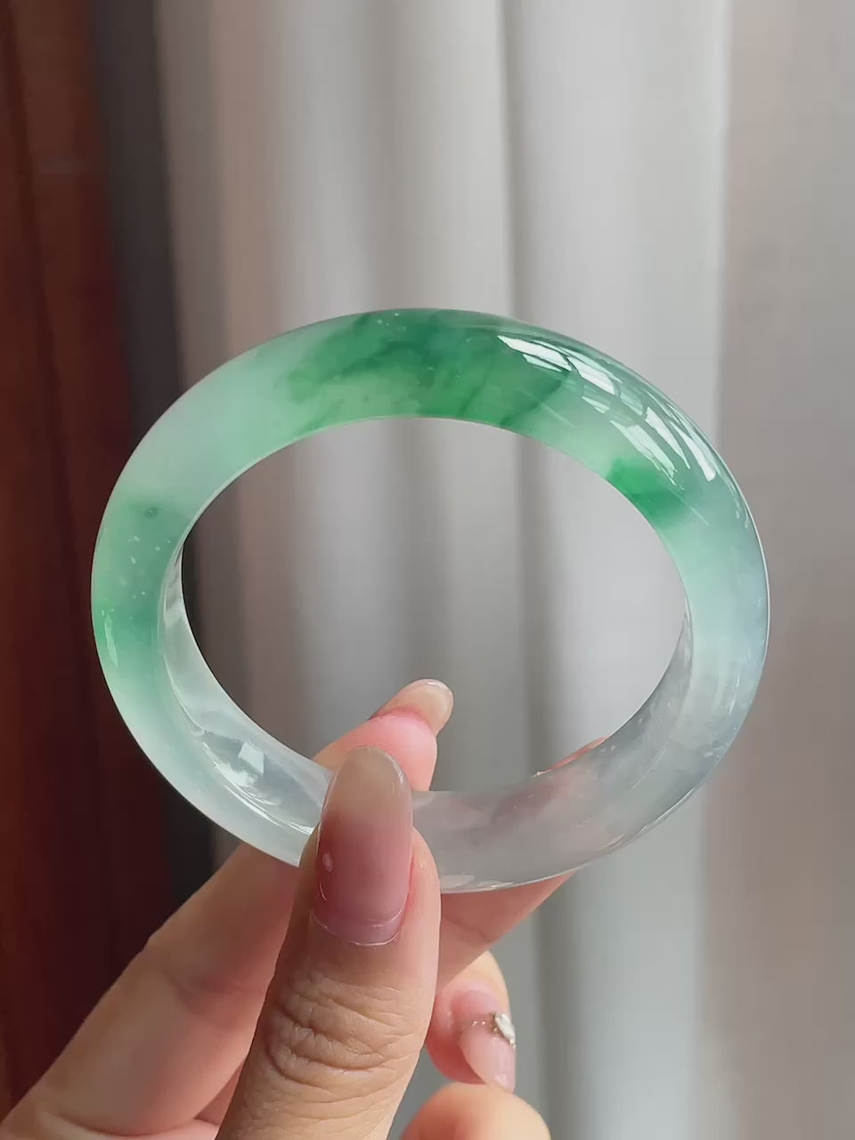冰玻种飘绿花翡翠平安镯（53mm）（yc196022）